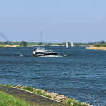 Al dagen een strakblauwe lucht.
De IJssel bij #Kampen wo, 22 april 2020 12:16